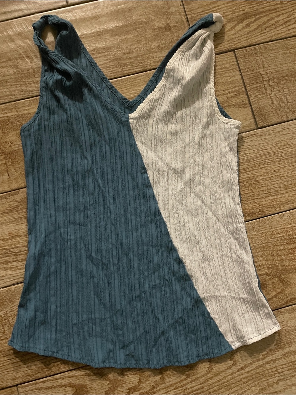 Sleeveless V-Neck Colorblock Tank Top in Teal and White